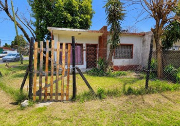 Casa + departamento de 2 ambientes al fondo | Acceso vehicular | Jardin | Propiedad a restaurar.