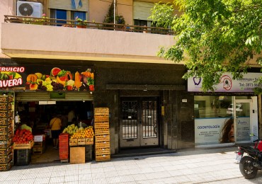 Monoambiente en planta baja con patio cerca de UADE