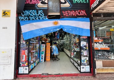 LOCAL COMERCIAL CON ENTREPISO - 64 M² - A 30 M DE AV. H. YRIGOYEN