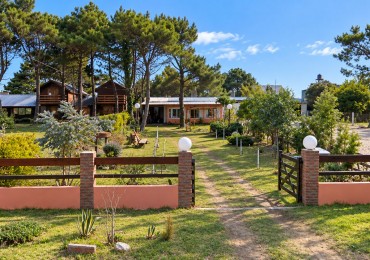 NUEVA ATLANTIS - A SOLO 3 CUADRAS DEL MAR, UN REFUGIO RODEADO DE NATURALEZA SOBRE UN LOTE DE 500 M²