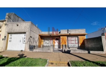 OPORTUNIDAD CASA, COCHERA, PARQUE (TOMA VEHICULOS EN PARTE DE PAGO)